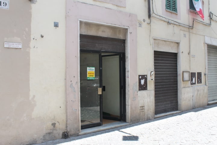 Locale commerciale in affitto a via Fabrini a Zagarolo