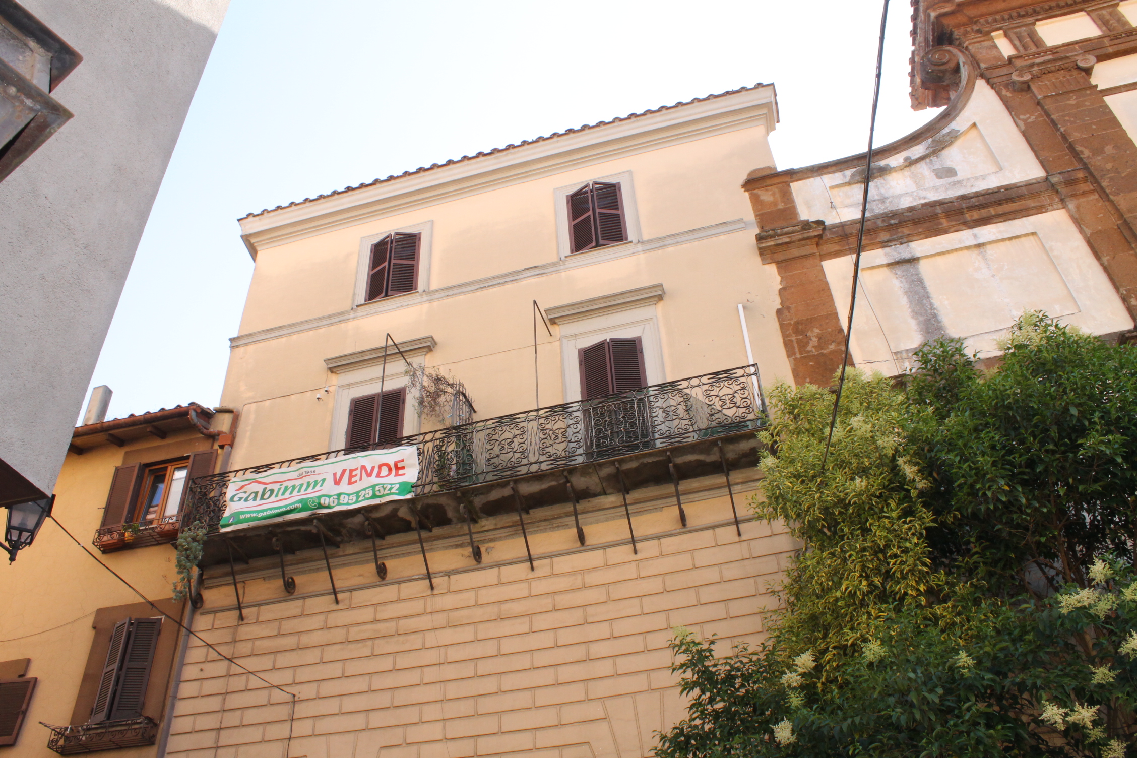 Trilocale con balcone panoramico in vendita centro