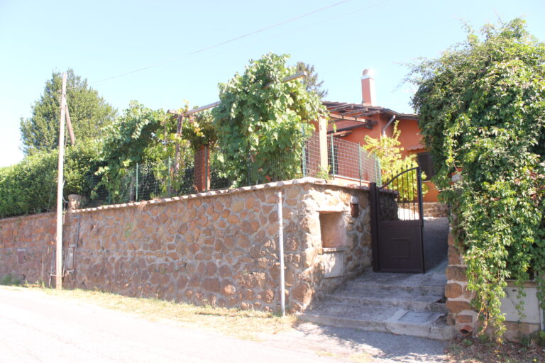 Villino indipendente con terreno in vendita Colle Barco